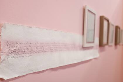 Sobre el rosa, palabras, dibujos y un manifiesto