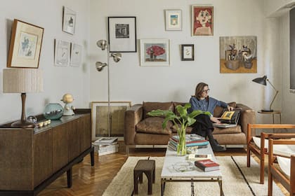 Sobre el vajillero (Eugenio Aguirre), escultura 'La sonámbula', de Yoshitomo Nara. Alfombra de lana (ILO Argentino), banquito artesanal tallado en madera de palo santo y mesa ratona de mármol de Carrara y bronce.