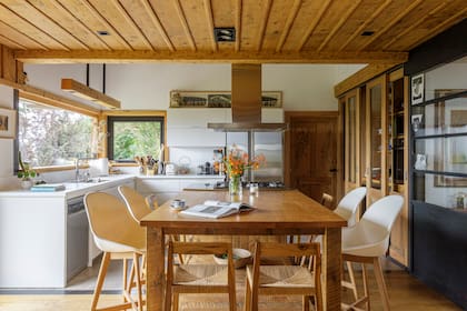 Sobre la alacena, obra de Ibrahim Miranda, artista cubano a quien Mora representaba cuando tenía su galería de arte en Buenos Aires.