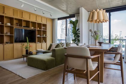 Sobre la alfombra en tono crudo (Awanay), sillón modular (Helmut).