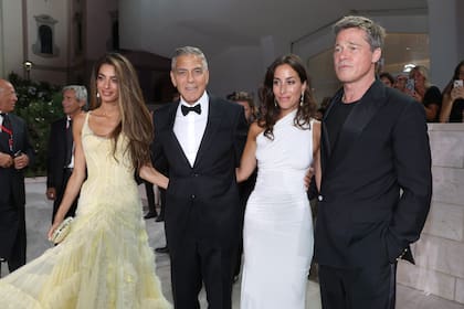 Sobre la alfombra roja, Pitt y Clooney demostraron que se llevan bien en la pantalla, pero también son grandes amigos: posaron muy sonrientes con sus parejas para las cámaras de los fotógrafos