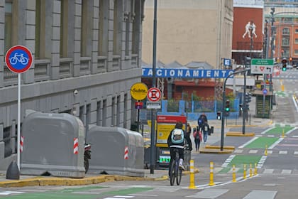 Sobre la avenida Corrientes se instalaron ciclovas con el objetivo de ampliar la red en una de las medidas innovadores de movilidad sustentable 