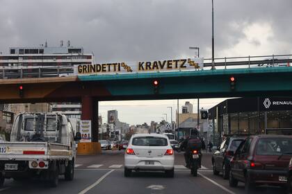 Sobre la Avenida Hipólito Yrigoyen, un pasacalle de campaña de las candidaturas de Grindetti y Kravetz