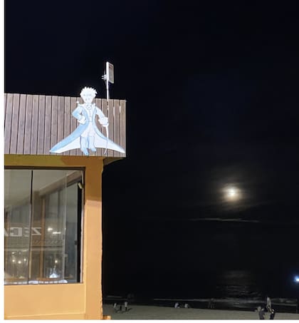 Sobre la avenida Pequeno Principe, el homenaje de los restaurantes está siempre presente