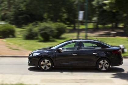Sobre la base de la típica carrocería tipo sedan, el Fluence GT incluye spoilers, llantas y retrovisores que denotan su estirpe deportiva