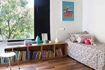 Alhajero (Imaginarium), velador ‘Hongo’ (Salmón tienda); luz nocturna ‘Barbapapa’, led fantasía ‘Spoka’ (Ikea) y lámpara ‘Fluz’ con atenuador (iMdi). Cubreedredón y almohadón ‘Dreamer’ (Ramos Generales). Mu?eco tejido (Salmón Tienda)