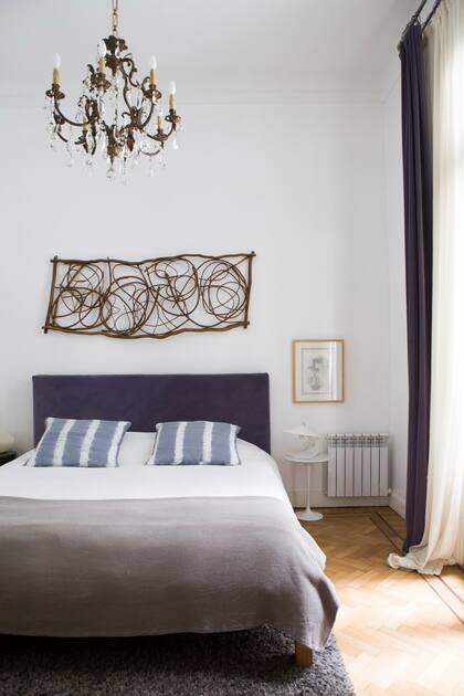 Sobre la cabecera, una obra de Ricardo Paz.