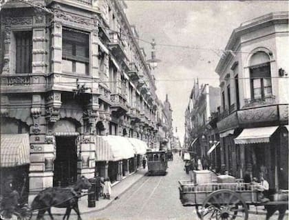 Sobre la calle Artes, hoy Carlos Pellegrini, se encontraban dos de los teatros más importantes que se perdieron con el trazado de la avenida: el Teatro de la Comedia y el Teatro del Pueblo