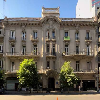 Sobre la calle Tucumán, un bloque del Palacio Costaguta sobrevivió a la demolición y se puede ver en buen estado de conservación
