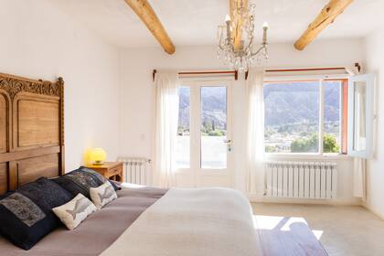 Sobre la cama, almohadones del sudeste asiático y otros estampados con ballenas (Catalina Semilla)