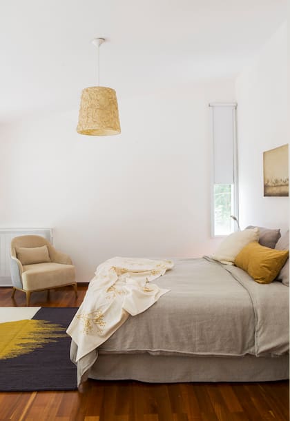 Sobre la cama, manta (Plain Textiles). Alfombra (Elementos Argentinos).