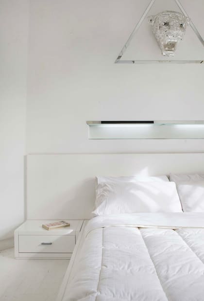 Sobre la cama, una cabeza de un tigre revestida en espejos. "La hice con un artista que tomó el molde de una escultura que tengo en el living. Mi idea era empezar a hacerlas para vender, epro después de esta me dijo que no hacía más"