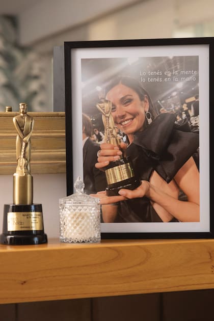 Sobre la chimenea de la casa descansa el Martín Fierro que este año se
ganó como Revelación. Y, al lado, una foto con la estatuilla que Diego le enmarcó de regalo.