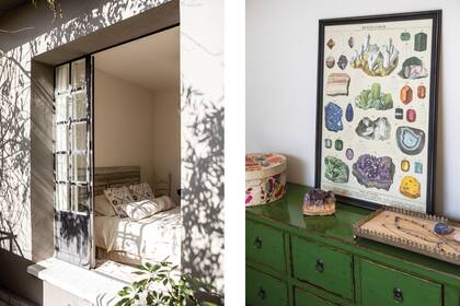 Sobre la cómoda, una lámina especial y uno de sus tantos cristales protectores, como fuente de bienestar: “Los cargo cuando hay luna llena, para recibir su energía”.