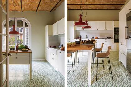 Sobre la gran isla central, lámparas colgantes ‘Torino’ (Toscot). Completan, banquetas modelo ‘Lapala’ (Expormim).