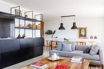 Sobre la mesa, bandeja con juego de vajilla heredada y corales rojos (Petite Margot)