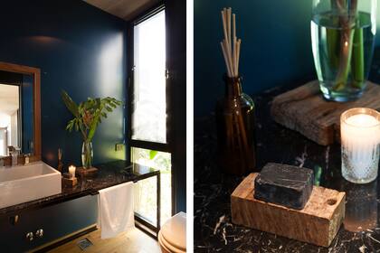 Sobre la mesa con tapa de mármol negro ‘Marquina’ (Casa Bonacina), espejo heredado y bacha de Ferrum con grifería FV. Piso entablonado de incienso. Adoquines de madera antiguos (Oromanta). Jabón negro (Philippa Deco Boutique). Vela en vaso de vidrio facetado y difusor en envase de vidrio caramelo (Bohemia Velas).