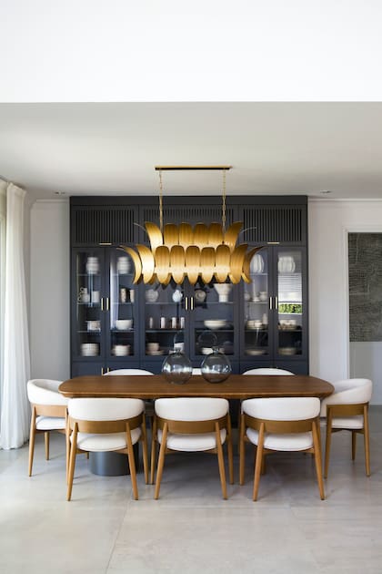 Sobre la mesa de comedor, lámpara ‘Girard’ (Agustina Cerato)