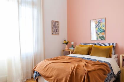 Sobre la mesa de luz, ramito de flores (La Florería) en florero de cerámica (A-R Taller)