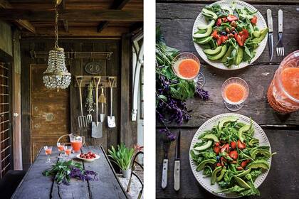 En la galería, sobre la mesa de madera rústica, ensalada ‘Isaurix’ (Carolina Pell) servida en vajilla heredada.