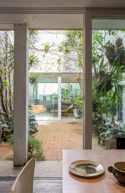 Sobre la mesa del comedor, algunas de las piezas pintadas a mano de Valeria.