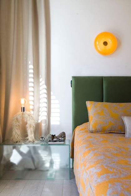 Sobre la mesa espejada, velador (Estudio Ilusión). Ropa de cama (Tribu y Magia).