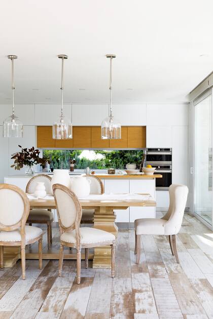 Sobre la mesa, lámparas colgantes (Paul French Gallery). Sillas y mesa de comedor (Landmark). Piezas de cerámica artesanal en bizcocho (Antes Pella).