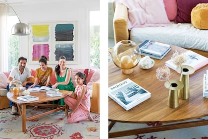 En una foto inusual que agradecemos, Carina posa junto con su marido y sus hijas. Sillón (Broca) tapizado en terciopelo. Sobre la mesa ‘Triángulo’ en petiribí (todo, Casa Almacén), floreros dorados (BoConcept Argentina).