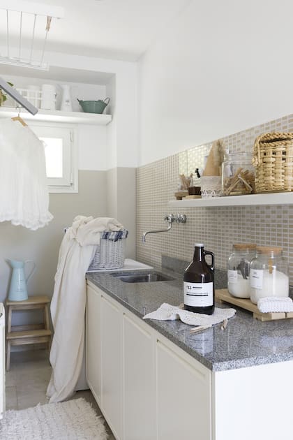 Sobre la mesada y los estantes organizó los frascos y accesorios decorativos que usa a diario y pueden quedar a la vista. El resto de los productos de limpieza se guardan en el mueble.