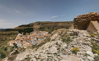 Sobre la Mola del Castillo aún se conservan los restos de la antigua fortaleza, estratégicamente ubicada para controlar el valle y proteger el asentamiento