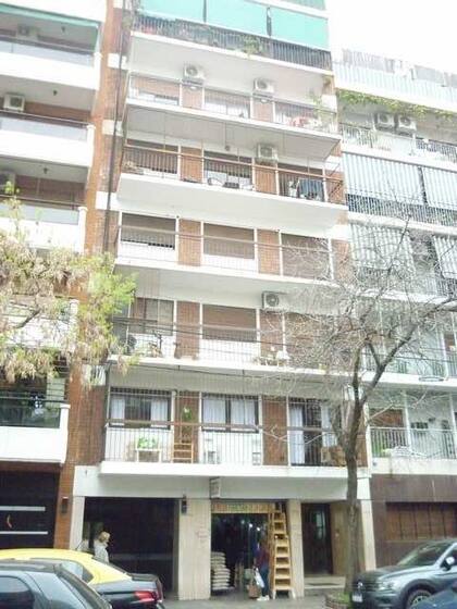 Sobre La Pampa 2556 se subasta un departamento de dos ambientes.