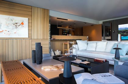 Sobre la pared de listones de madera (Patagonia Flooring), una obra de la artista Mariela Antonini (Diderot Art).