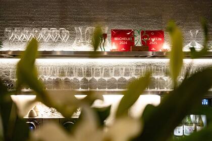 Sobre la pared las estrellas Michelin (roja y verde) que ganó Crizia