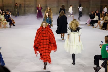 Sobre la pasarela se vieron abrigos de inspiración victoriana, capas amplias, ponchos y pieles sintéticas