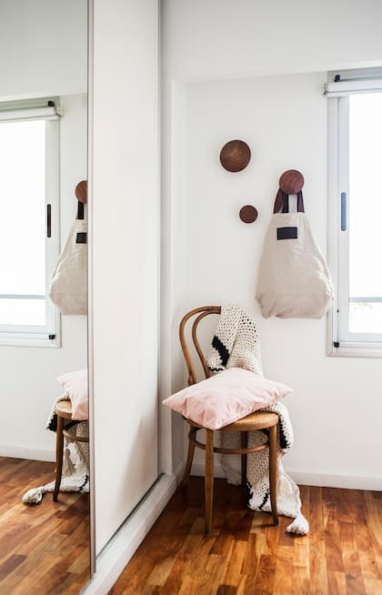 Sobre la silla, almohadón rosa (The Simple Room).