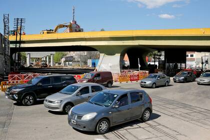 Sobre la traza del puente ya se trabaja con máquinas retroexcavadoras mientras se espera para comenzar a cortar la estructura 