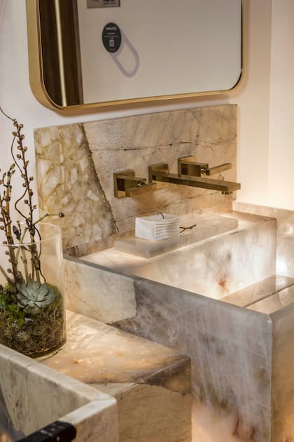 Sobre las bachas de granito, grifería modelo Dominic Lever (FV).