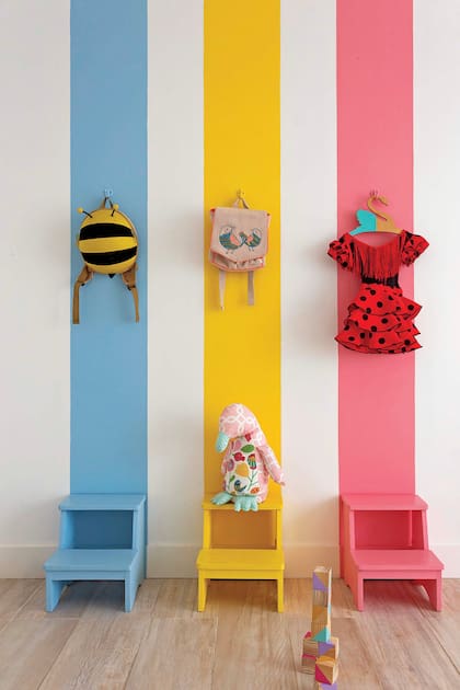 Sobre las escaleras de madera compradas en el Mercado de Tigre se destaca el pingüino de patchwork (Dorothy Jane).