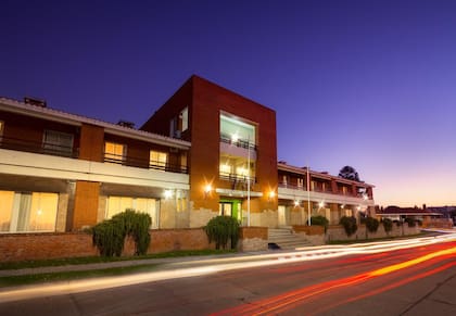 Sobre las frondas y el río, este hotel ofrece habitaciones súper confortables