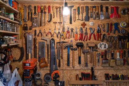 Sobre las placas de OSB, herramientas colocadas al milímetro; casi una vidriera de bombonería para un carpintero