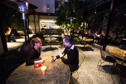 Sobre las sillas reposan unas mantas tejidas, abrigadísimas, por si el frío apremia.