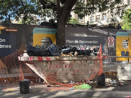 Sobre Lavalle, entre Uruguay y Libertad, un contenedor de obra funciona como basural improvisado, rodeado de residuos que llevan días sin ser retirados