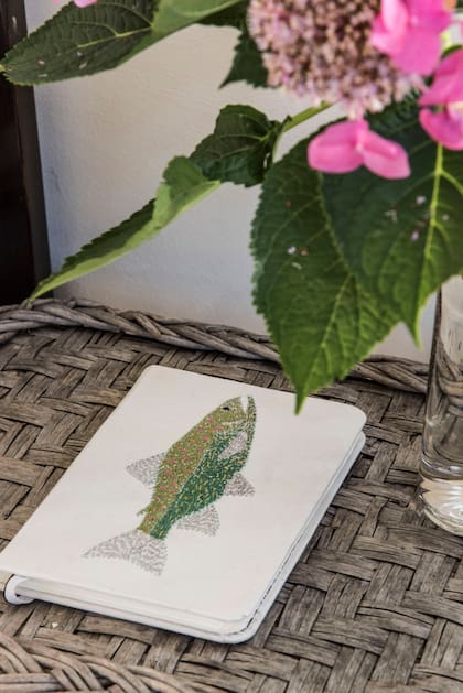 Sobre le mesa de luz, cuaderno con tapa bordada (7&diez).