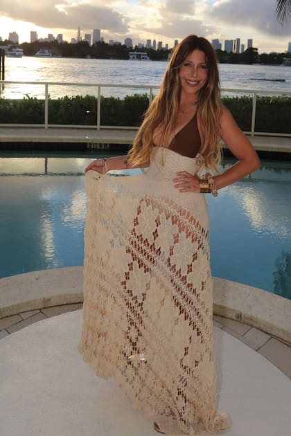 Sobre su carrera, Mónica nos dice: “El año pasado estrenamos en el Festival de San Sebastián "El hombre que amaba los platos voladores", de Diego Lerman, con Leo Sbaraglia. La gente amó la peli. Ahora se puede ver en Netflix. Además, se acaba de lanzar en Spotify mi colaboración con el cantante venezolano Gali, la versión acústica de ‘La gata bajo la lluvia’. El 30 la voy a cantar en vivo como invitada a su concierto en Miami”.