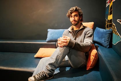 Sobre su madre, Junior Pisanu expresa: "No va a cambiar. Siempre fue así, muy bohemia, de tener su mundo y sus cosas, y uno la acompañaba. Siempre sorprende con algo, un peinado, un tatuaje en la cabeza rapada"