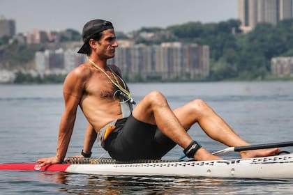 Sobre su tabla de paddleboarding, uno de sus deportes acuáticos preferidos.