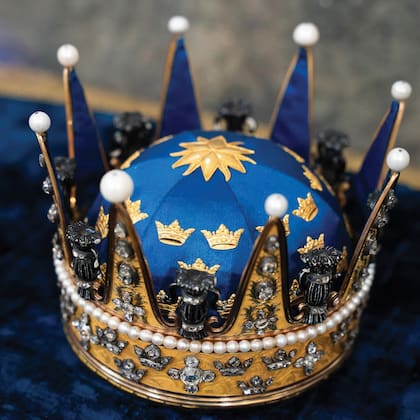 Sobre un almohadón ubicado detrás del Rey, se colocó esta corona; se trata de una joya familiar que simboliza su futuro rol en la realeza y que también se utilizó en el bautismo del papá de Inés, el príncipe Carlos Felipe.