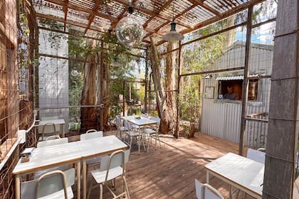 Sobre un deck de madera, La Cautiva, un café de especialidad