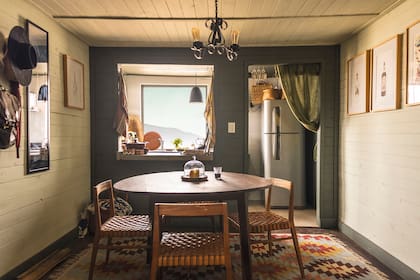 Sobre un kilim traído de Turquía, juego de comedor de Net con asientos de cuero tejido.