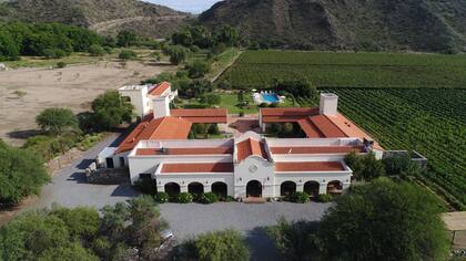 Sobre un viñedo y frente al cerro San Isidro, Viñas de Cafayate Wine Resort propone el máximo confort y una experiencia de lujo en la provincia de Salta.